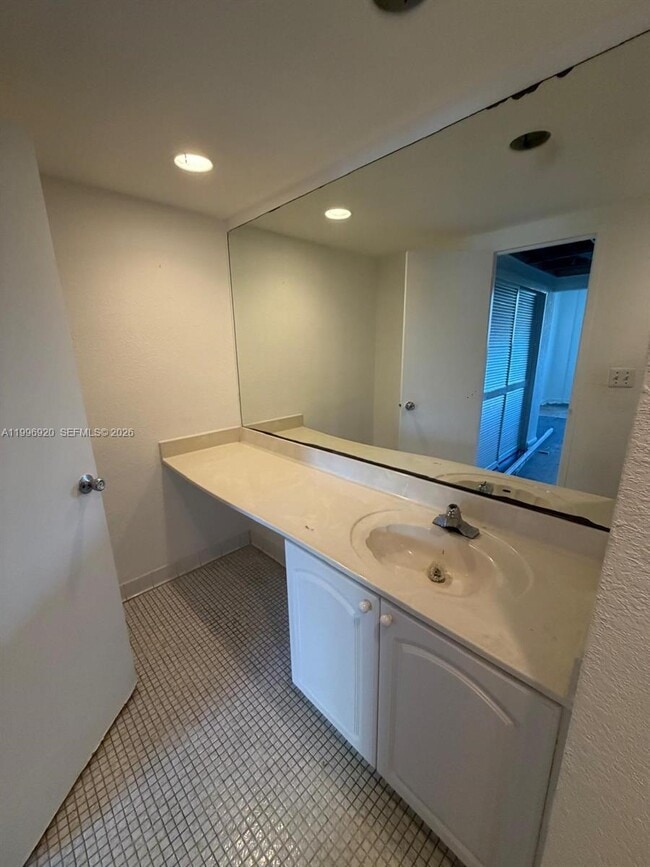 Building Photo - 4001 S Ocean Dr