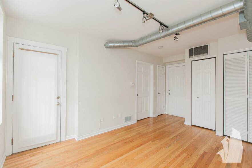 Building Photo - 2540 W Leland Ave
