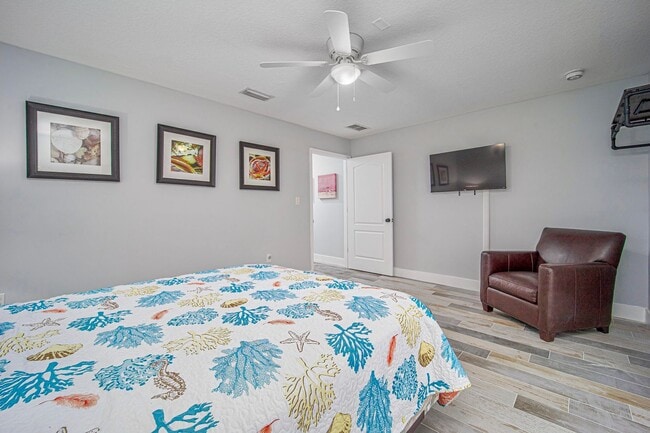 Building Photo - AVAILABLE MARCH 15TH 2026 -Downtown Flagler Beach Furnished 3 bedroom 1 bath!
