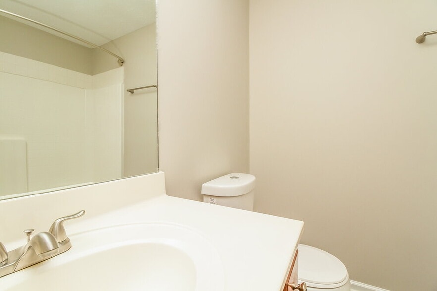 Building Photo - 913 Harvest Grove Dr