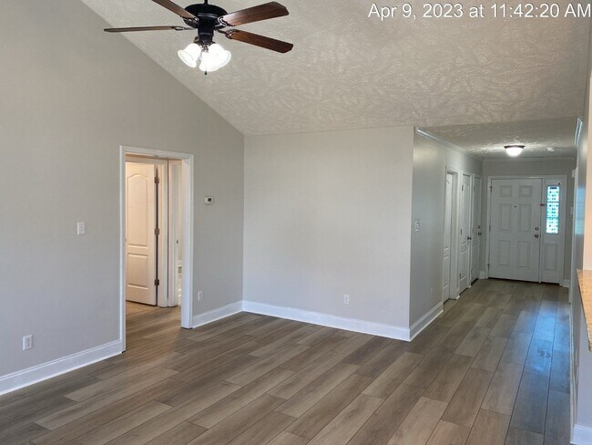 Building Photo - 2126 Queen Elizabeth Ln