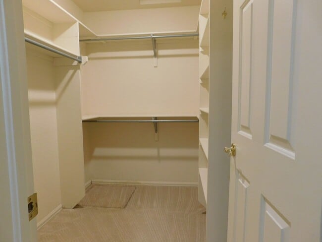 Building Photo - Spacious in Shadowbrook Sub-division