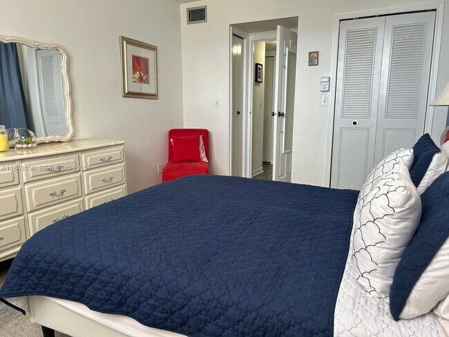 Building Photo - 2851 Somerset Dr