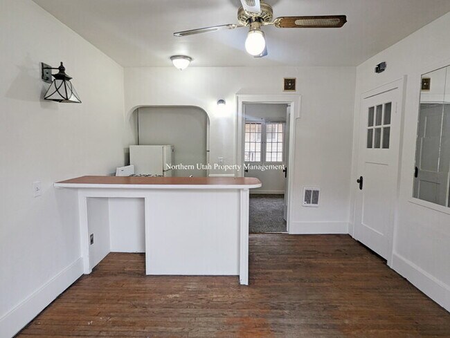 Building Photo - 1 Bed 1 Bath Unit
