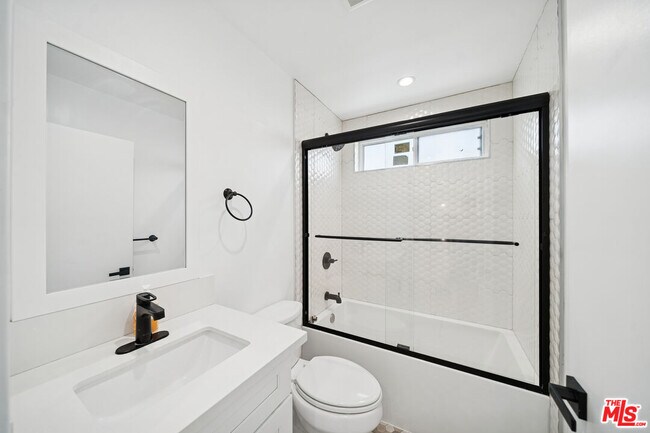 Building Photo - 835 N Harvard Blvd