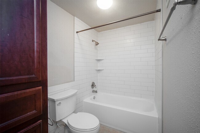 Building Photo - 2255 Braeswood Park Dr