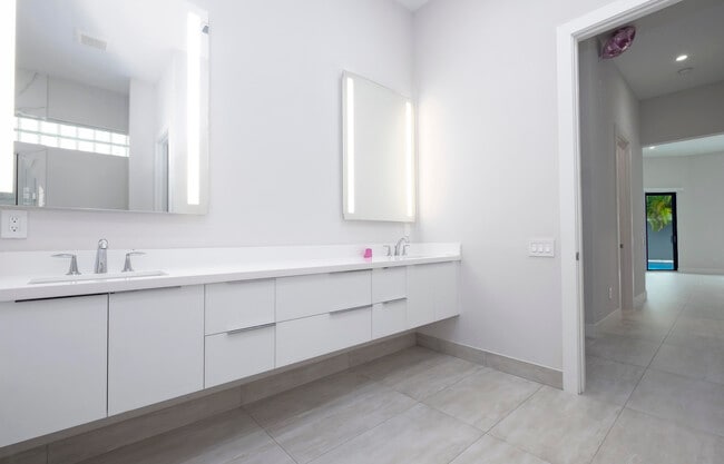 Building Photo - 5663 Brookfield Cir