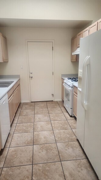 kitchen - 7212 Bobwhite Ln NE