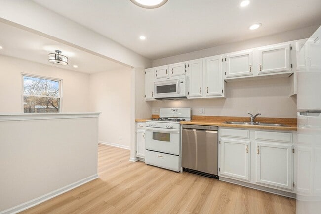 Building Photo - 120 Stirling Ln