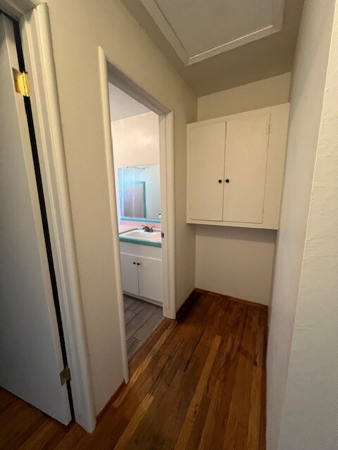 Building Photo - 644 W 4th Ave