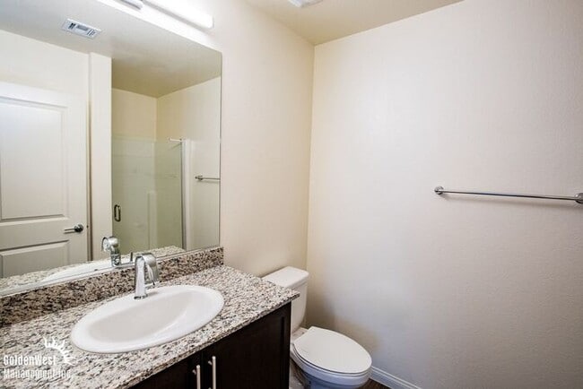 Building Photo - Cozy 2Bdm 2Ba Townhome with Community Pool...