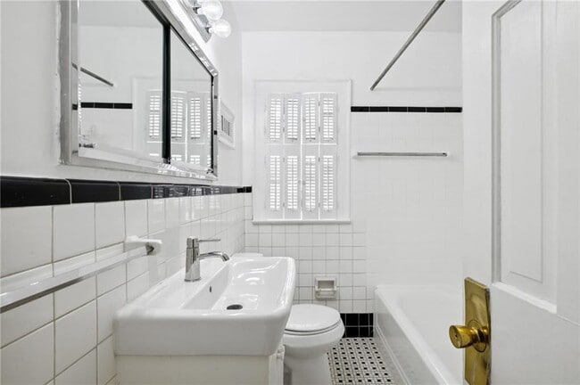 Building Photo - 2878 N Hills Dr NE