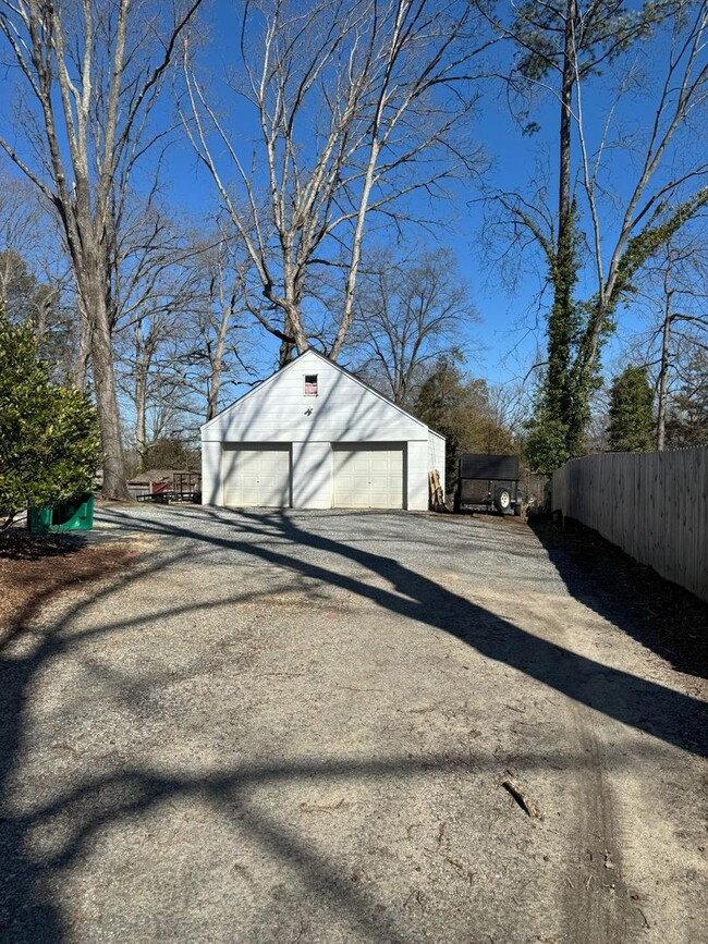 Building Photo - West end Custom rancher close to everything