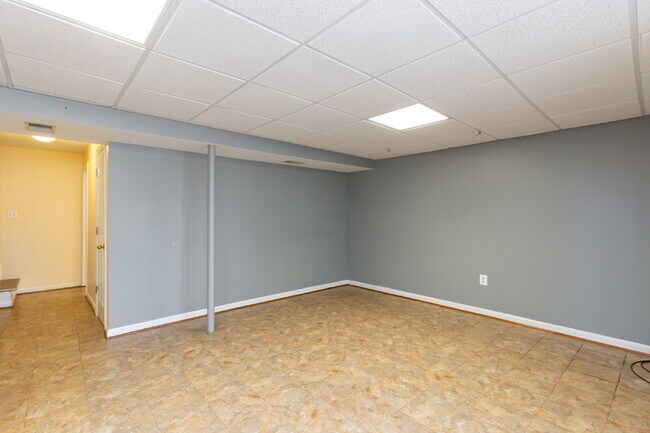 Building Photo - Spacious end-unit three-level townhome featuring 2 bedrooms and 2.5 bathrooms