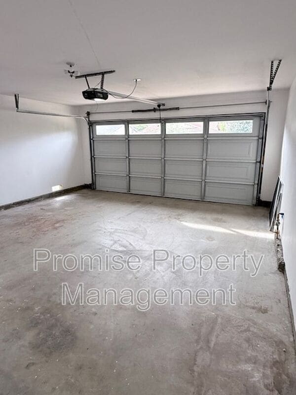 Building Photo - 1320 La Miranda Ave