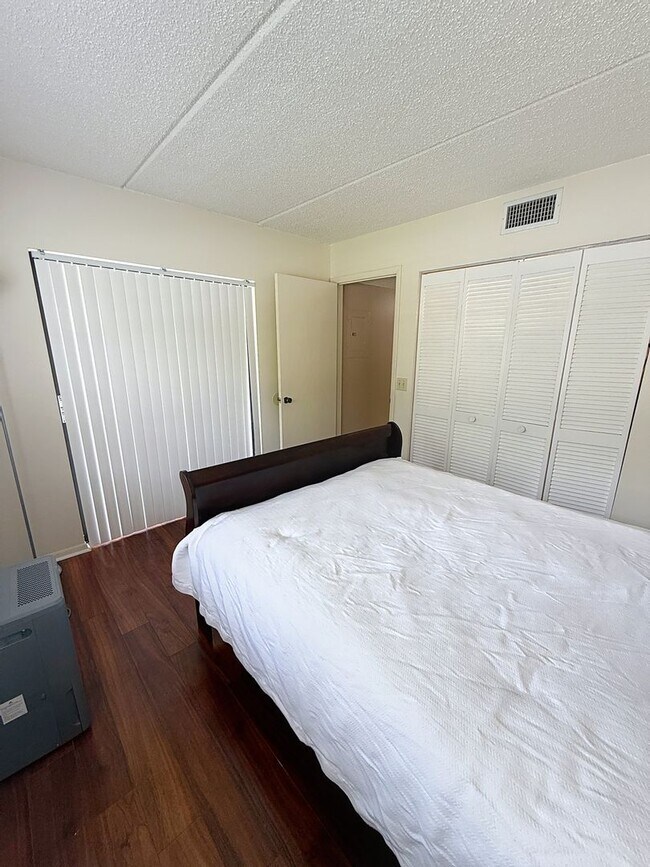 Building Photo - 217 Woodlake Wynde
