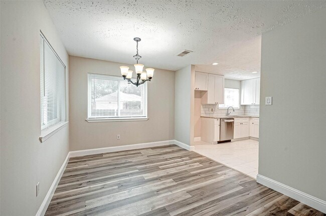 Building Photo - 6802 Glenray Dr