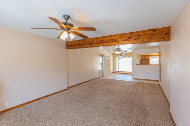 Building Photo - Beautiful 3 bedroom 1 bathroom home