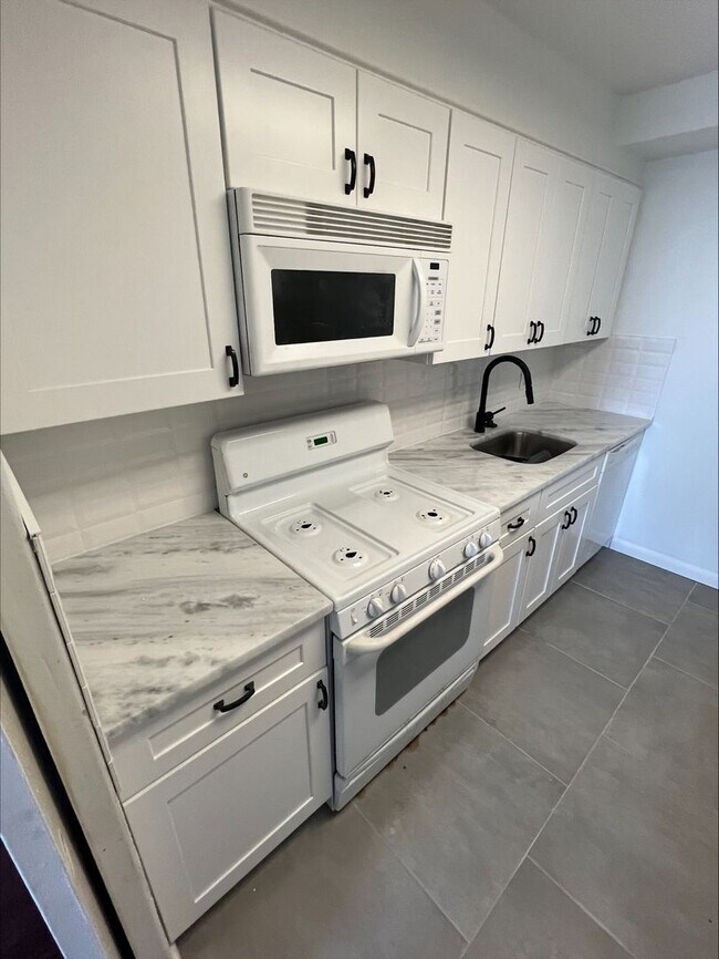 Building Photo - Luxury 1 Bedroom with Balcony, Pool & City Views – Hopkinson House