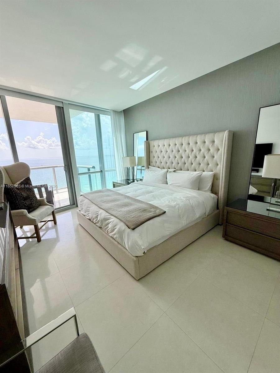 Building Photo - 17121 Collins Ave
