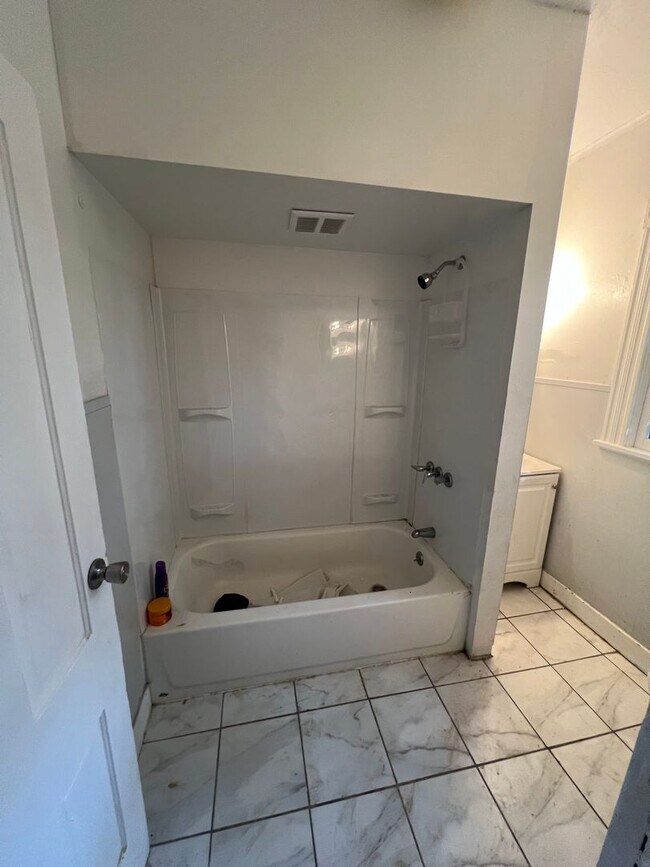 Building Photo - 505 Birch St