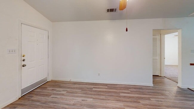 Building Photo - 204 W Truman Ave