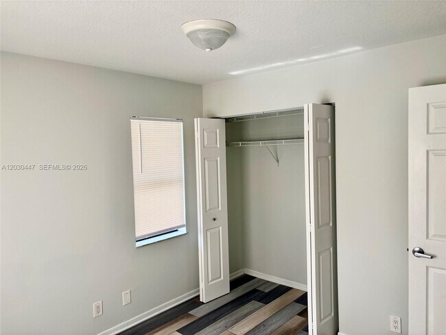 Building Photo - 6832 Palmetto Cir S