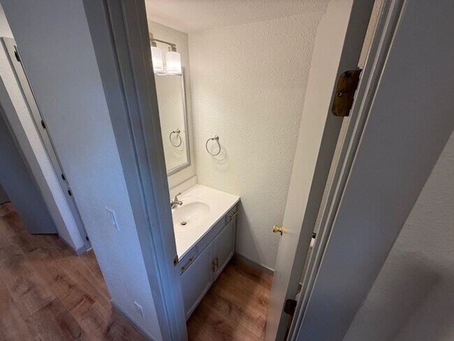 Building Photo - Fresh 3 bed/1.5 bath duplex