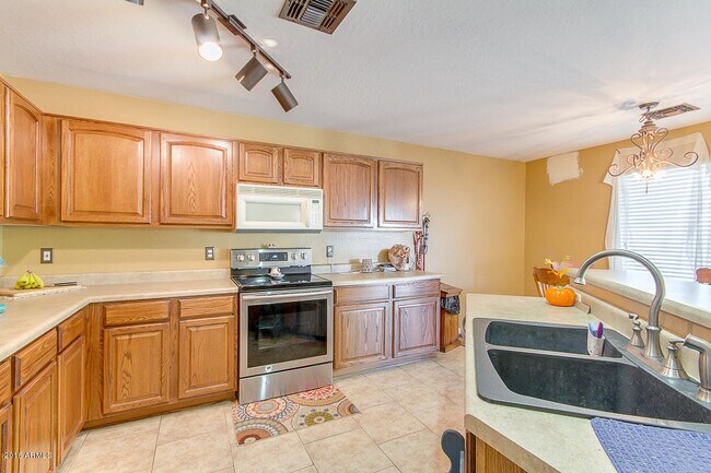 Building Photo - Amazing 4 bedrooms, 3 bathrooms house in P...