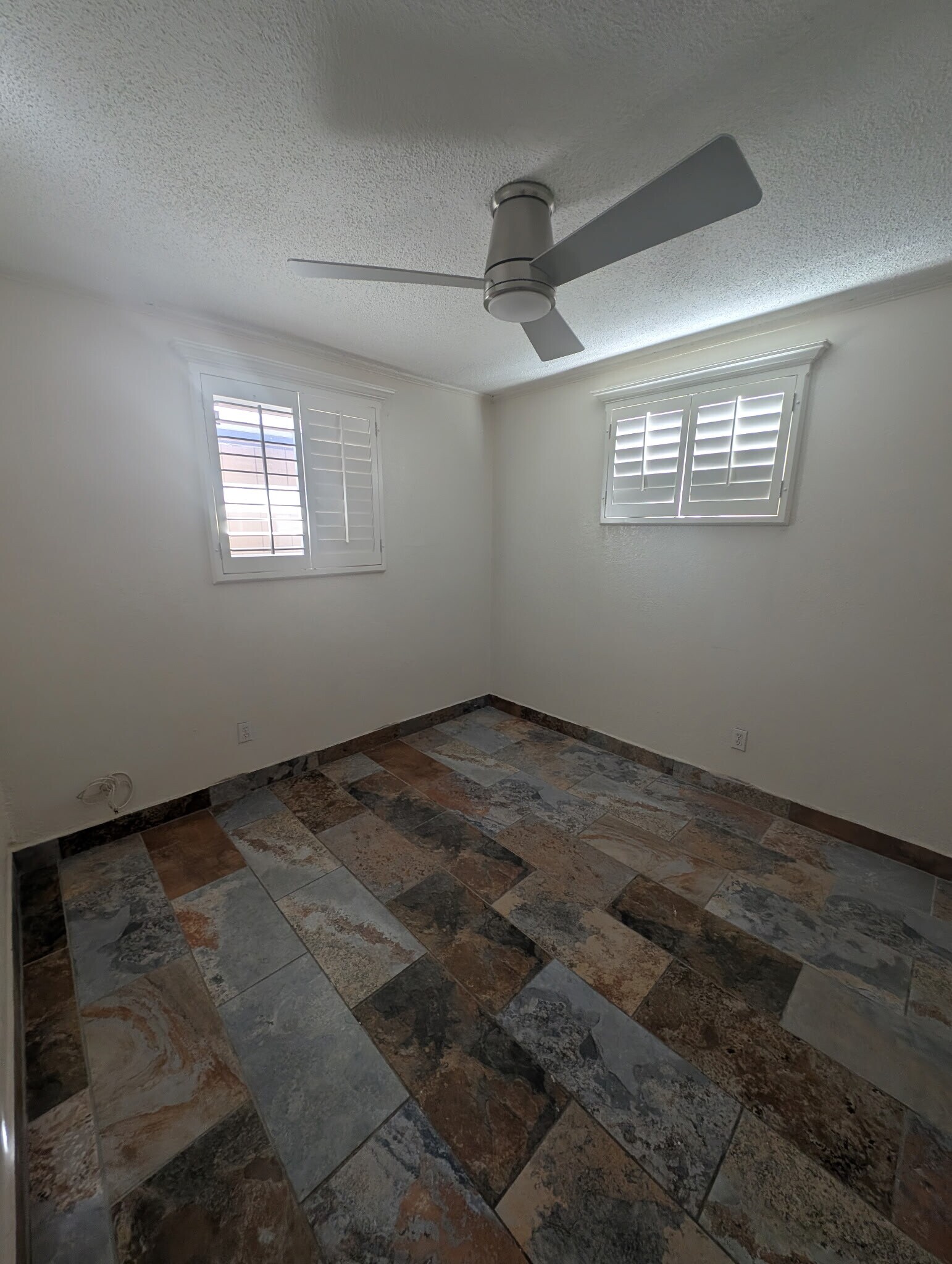 Building Photo - 5004 Royal Dr