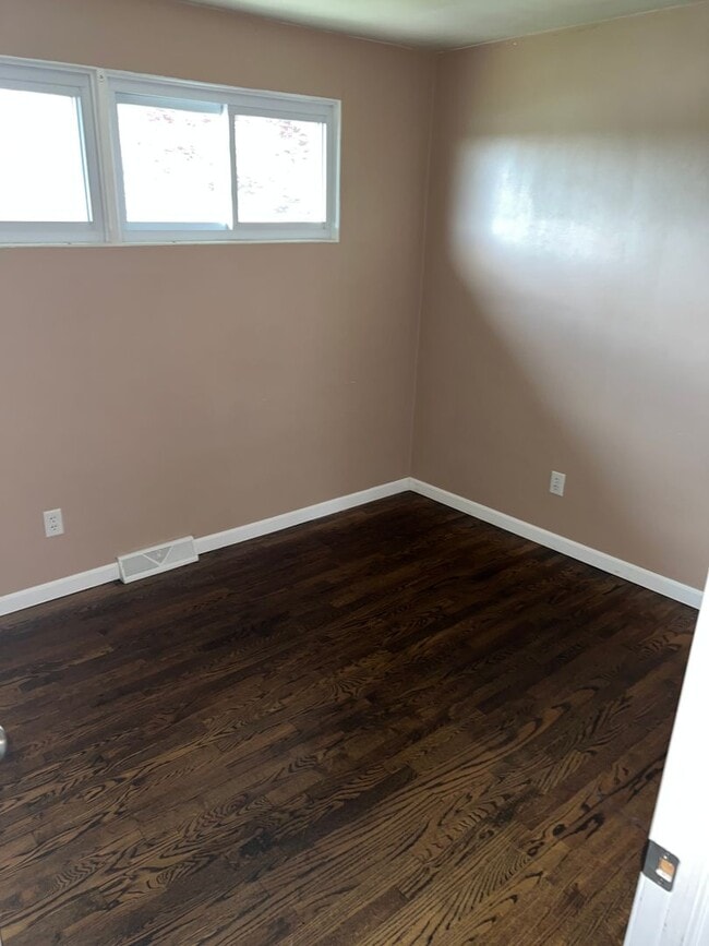 Building Photo - 3 Bed / 1 Bath Single-Family Home – Richland School District