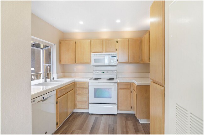 Building Photo - Stunning OCEAN VIEW Condo!