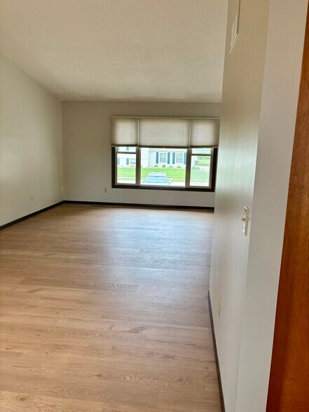 Vaulted greatroom - 3885 Tam O Shanter Dr N