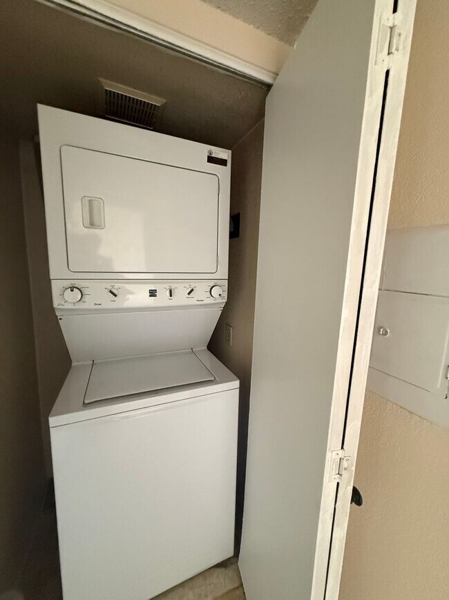 Building Photo - SOUTH SAN JOSE - Warm and Inviting condo in desirable neighborhood