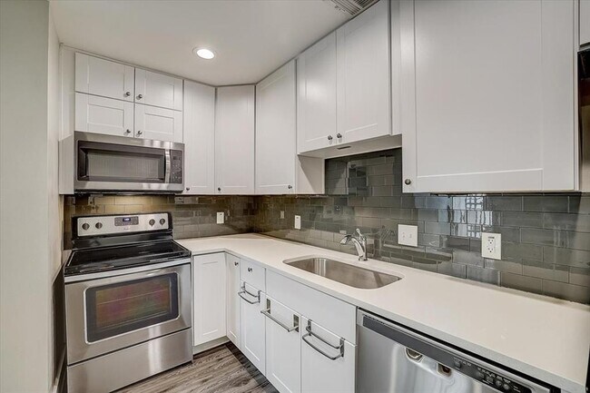 Building Photo - 935 La Posada Dr