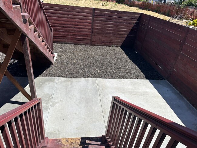 Building Photo - Gorgeous updated 2 bedroom available now!