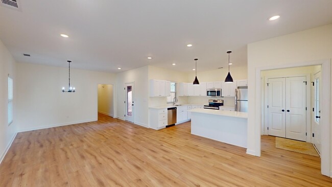 Building Photo - 227 Linden St