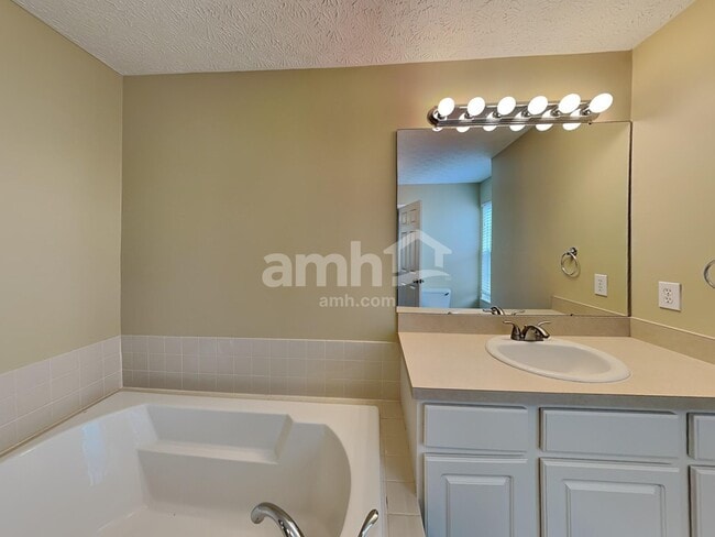 Building Photo - 512 Longview St