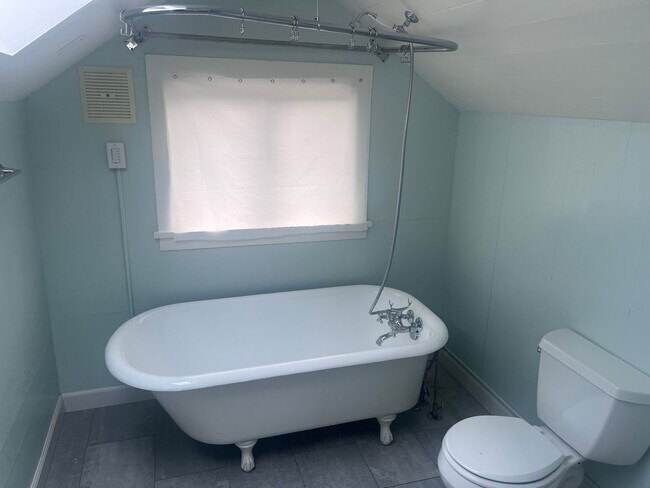 Building Photo - Multnomah Village 2 bedroom cottage delight