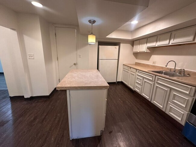 Building Photo - 544 Valley