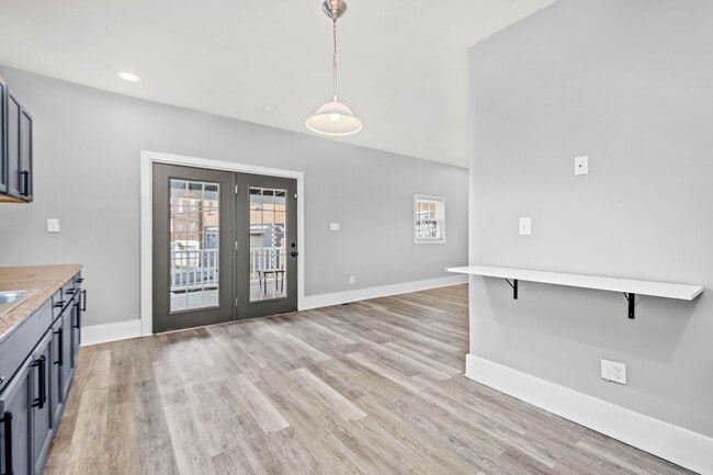 Building Photo - Stunning 3 bedroom home in McKees Rocks av...