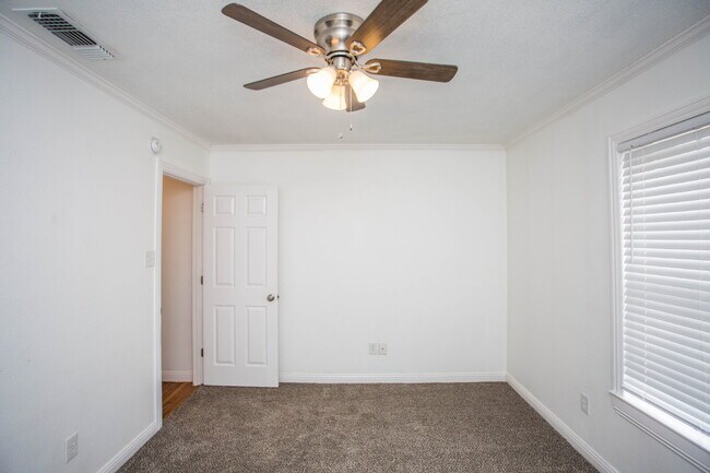 Building Photo - Move-In Ready! Stunning Home with Modern U...