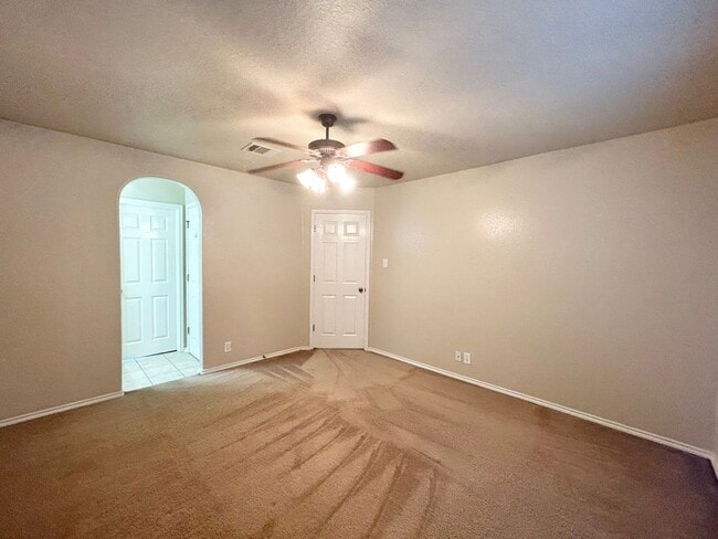 Building Photo - 4 Bedroom / 3.5 Bathroom beautiful house f...