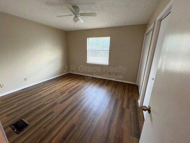 Building Photo - 5911 Shadydell Dr