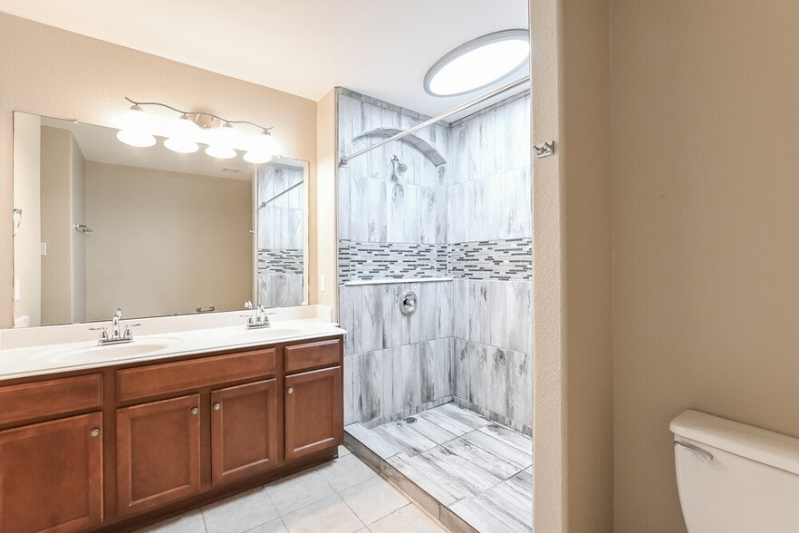 Building Photo - 376 Henry St