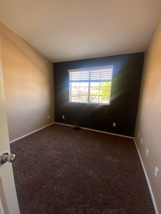 Building Photo - Anaheim HIlls 3 Bedroom