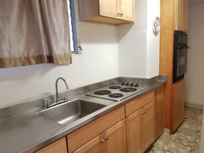 Building Photo - Near Waikiki Beach. Window AC. Near Public Transportation