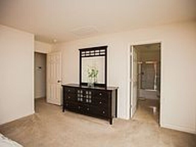 Building Photo - Beautiful Granville Managed 3 Bedroom 2 Ba...