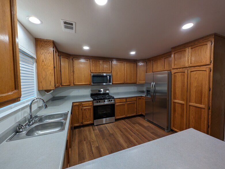 Kitchen - 225 Shadowrun Ct