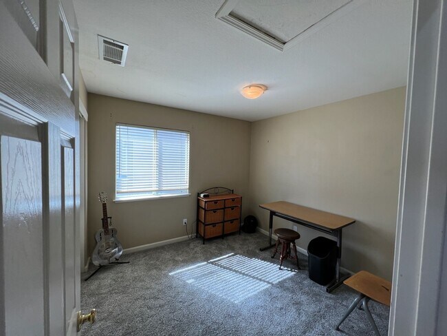 Building Photo - 3 bedroom + a loft in desirable Manteca!